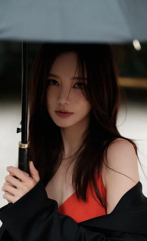 撑着雨伞，穿着吊带红裙的李一桐优雅写真手机壁纸图片