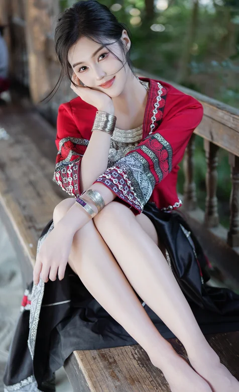 民族风美女，坐在长椅上，穿着少数民族服饰的高颜值美腿美女写真手机壁纸