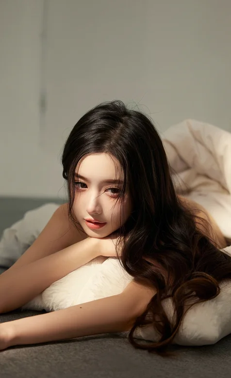 阳光下，趴在抱枕上的高颜值长发美女小姐姐高清写真手机壁纸