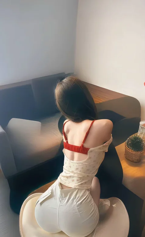 坐在沙发凳子上的翘臀，美背，美臀美女背影写真手机壁纸