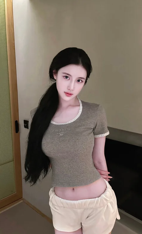 高颜值好看的美女小姐姐紧身T恤搭配黄色休闲短裤居家写真照片壁纸