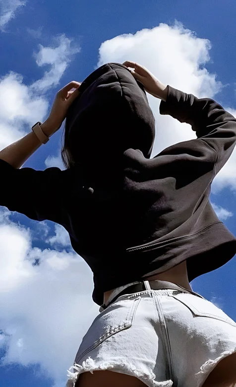 遥望蓝天的牛仔短裤，卫衣穿搭美女性感背影手机壁纸图片