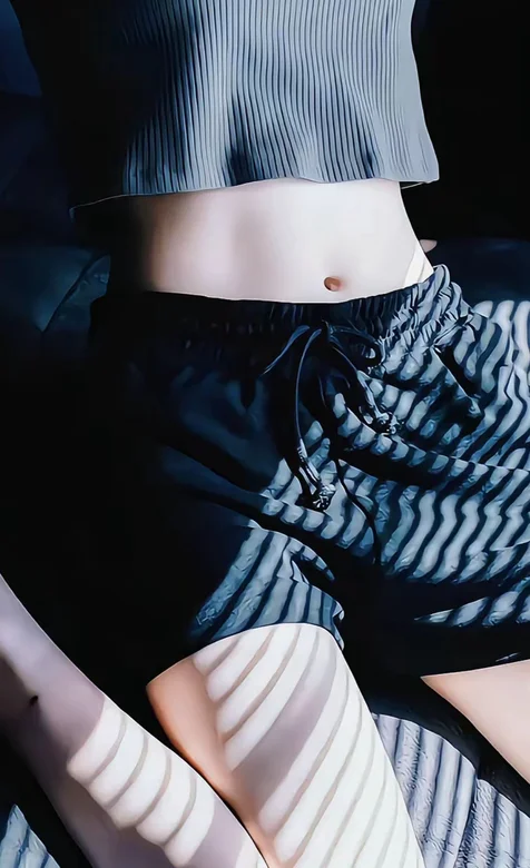 跪坐在地板的不露脸短裤女生意境手机壁纸图片