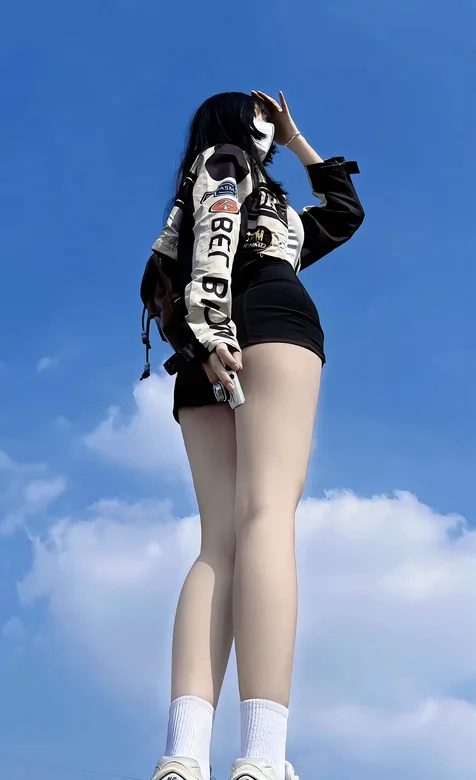 蓝天，白云，站长板凳上的美腿美女仰看视觉美图手机壁纸