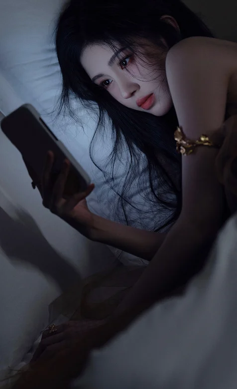 鞠婧祎，躺在床上看手机的鞠婧祎侧颜写真手机壁纸