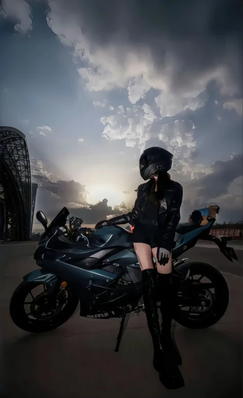 摩托车美女，戴着头盔，靠坐在机车上短裤美腿美女手机壁纸照片