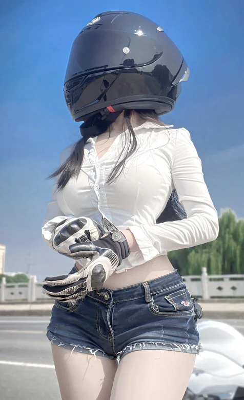 戴着头盔，穿着紧身牛仔短裤的丰满美女蓝天下街拍手机壁纸