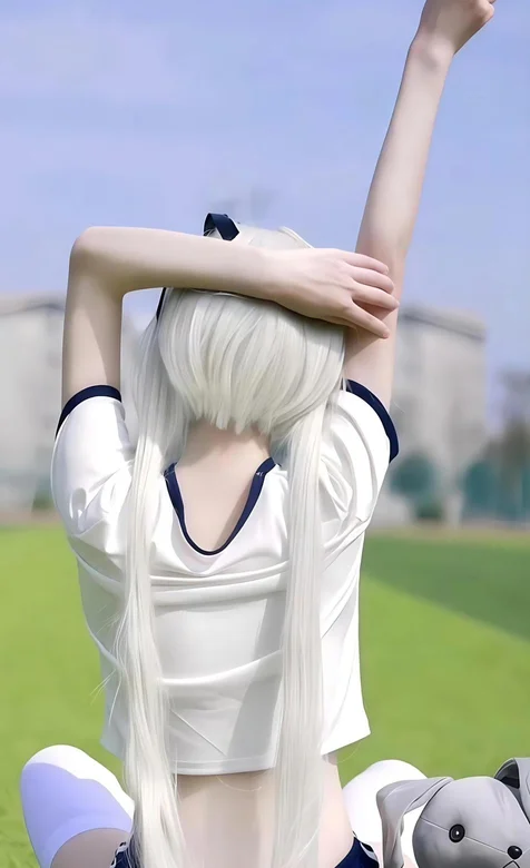 坐在草地上，白色头发的cos女生背影手机壁纸照片