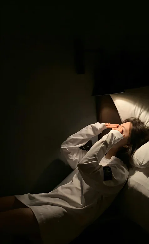 晨光中的慵懒时光，揉着眼睛，躺靠在床头的白衣女人寂寞手机壁纸