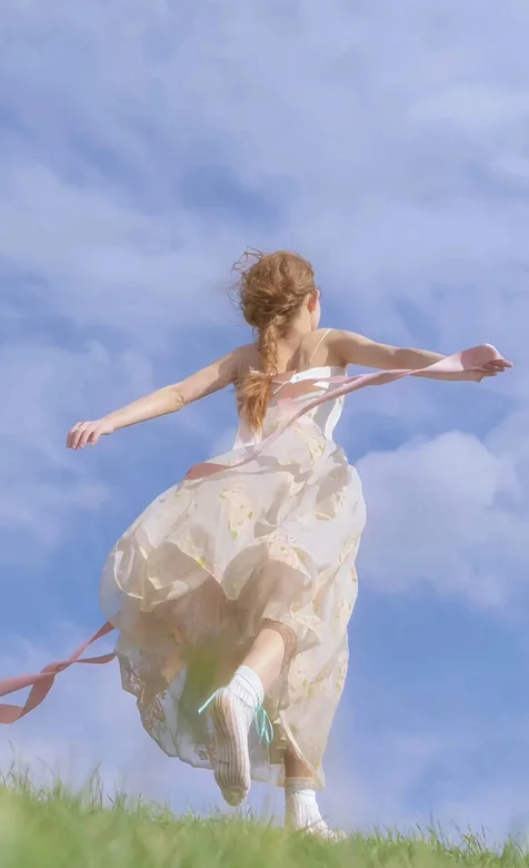 奔跑在草地上，治愈系，轻纱碎花裙，美少女背影手机壁纸图片