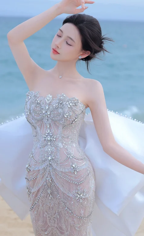 碧海蓝天，优雅邂逅！闭眸享受海风的抹胸裙美女写真手机壁纸图片