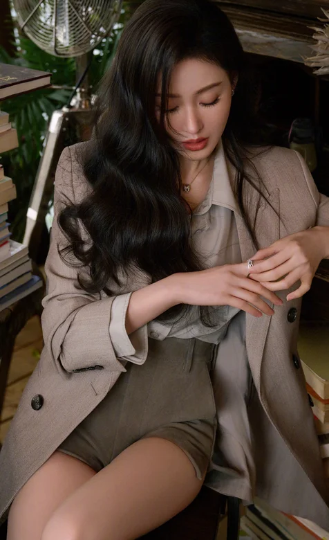 演员张天爱西服短裤穿着户外旅拍写真手机壁纸