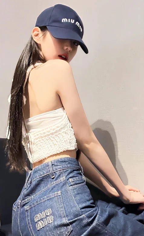 戴着帽子，背对着你，坐在沙发的美少女手机壁纸照片