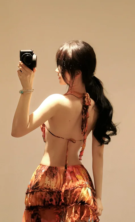 苗条身材，手拿相机自拍，超美背影手机壁纸图片