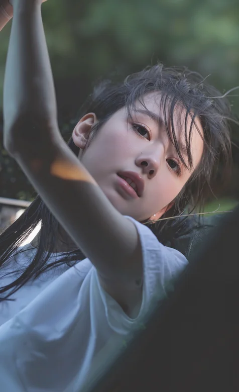 发丝略显凌乱的美，好看的女生户外旅拍手机壁纸图片