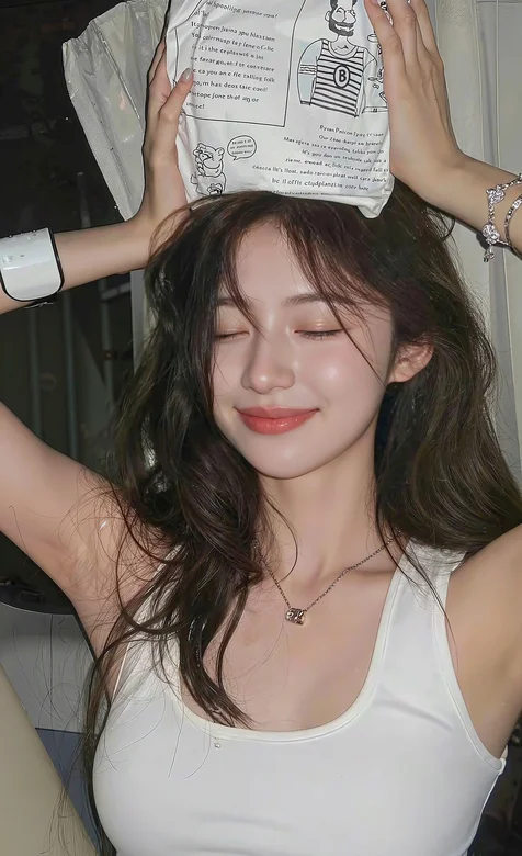 闭着双眼，面带微笑，白色背心俏皮可爱AI美女手机壁纸图片