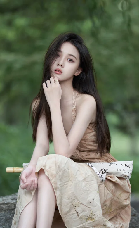 美女李瑜裙装户外超高清8k手机壁纸