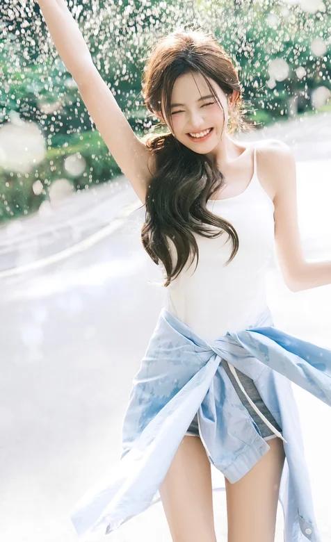 玩水，泼水，白背心短裤漂亮女生街拍随拍写真手机壁纸图片