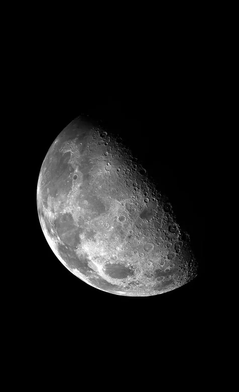 《高清写实半月壁纸 月球表面陨石坑细节特写下载》 