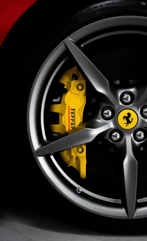 法拉利轮毂特写 黄色刹车卡钳 银色轮毂高清图