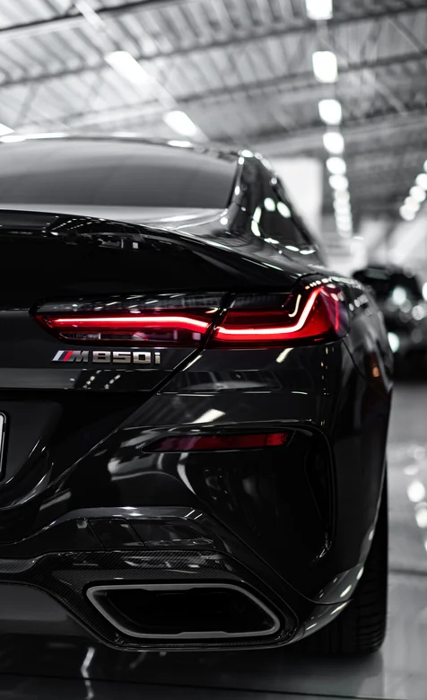 展厅内黑色宝马M850i车尾特写