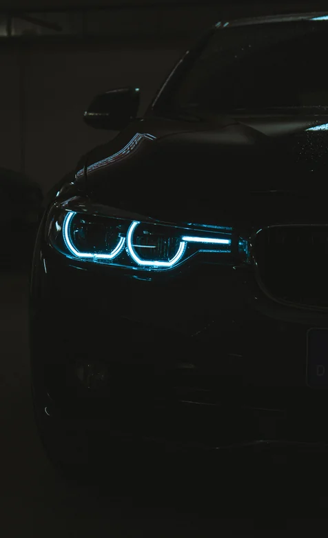 黑色汽车夜间车库蓝色LED车灯特写