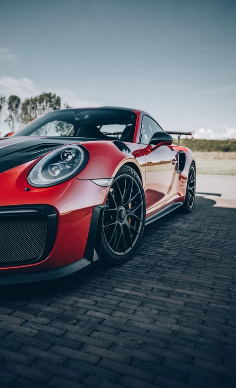 红色保时捷跑车户外砖地高清实拍