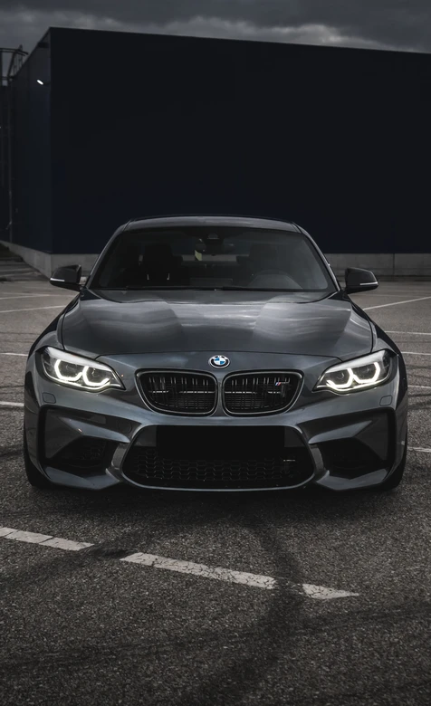 阴天停车场宝马跑车高清实拍图