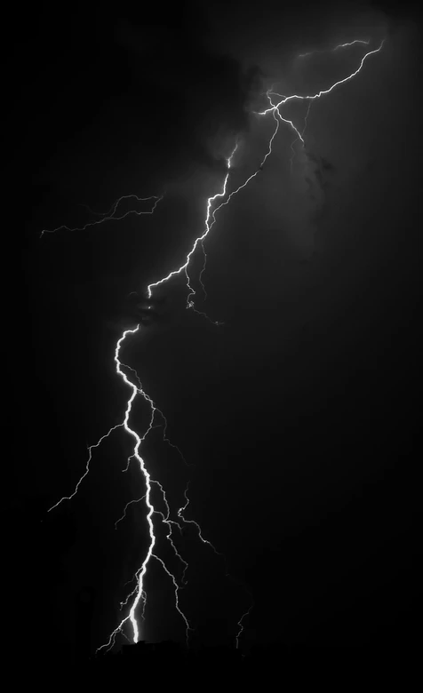 夜空闪电划破天际自然景观