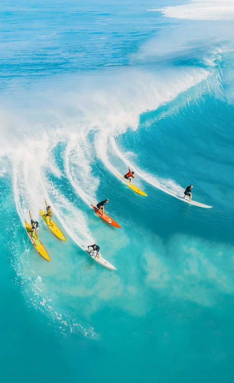 海面冲浪者乘风破浪追浪场景