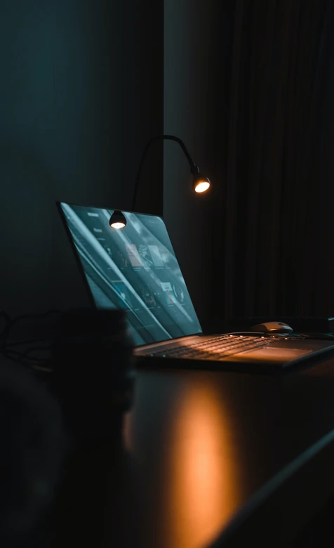 深夜办公桌面·笔记本台灯暗黑风 深夜桌面氛围感手机壁纸