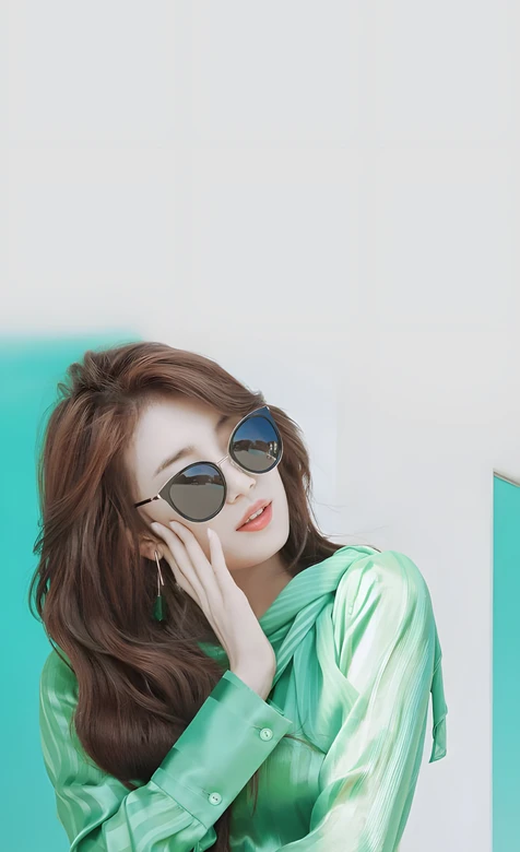 裴秀智·绿衣墨镜卷发 清新时尚风手机壁纸