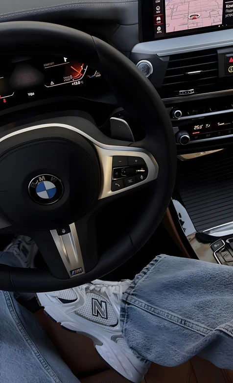 宝马车内·写实风（New Balance鞋+牛仔裤） 质感汽车内饰壁纸