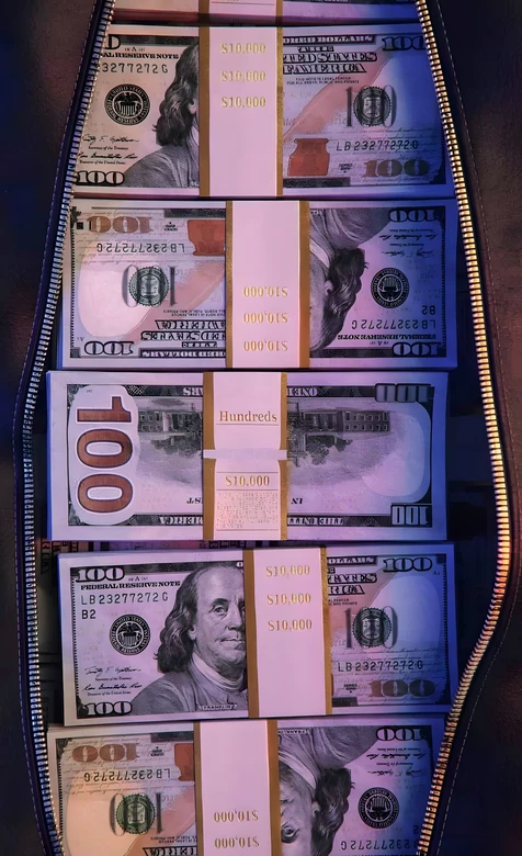 成捆百元美钞·霓虹奢华风·财富感手机壁纸