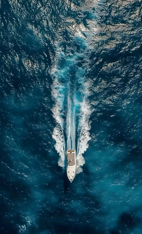 游艇海面航行·写实唯美风 海上航迹高质感手机壁纸