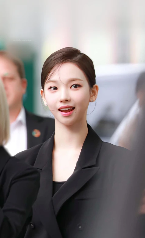Karina·干练职场风 韩流艺人精致壁纸