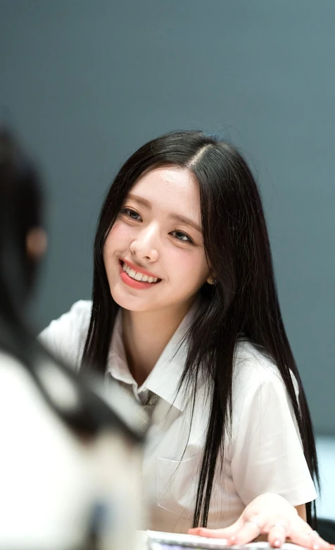 Minji·清新校园风微笑 韩娱偶像互动手机壁纸精选