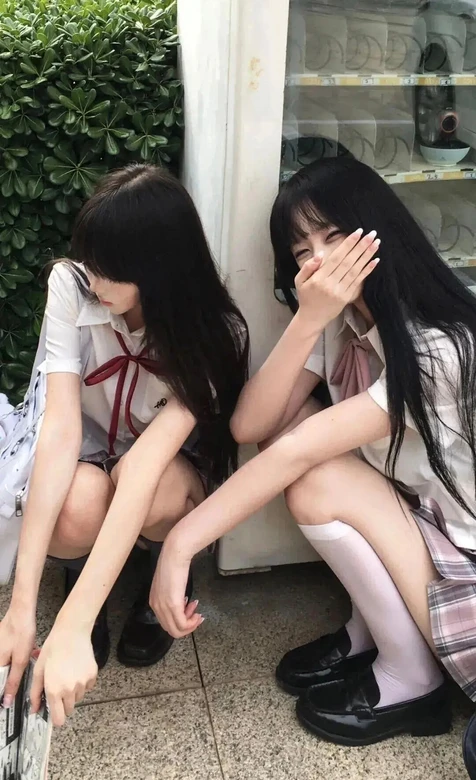 日系清新JK少女户外蹲坐 校园风手机壁纸